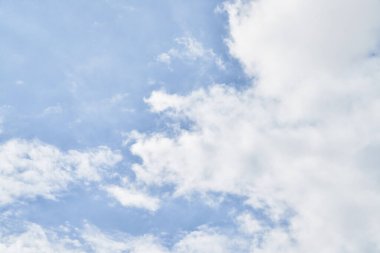 Güneşli bir günde bulutlu güzel mavi gökyüzü