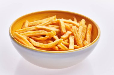  Bir kase kızarmış patates, beyaz arka planda izole edilmiş.