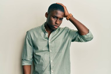 Gündelik giysiler giyen genç Afro-Amerikalı adam soru sorup kafasını karıştırıyor. Şüpheyle kararsız, kafa kafaya düşünerek. Düşünceli kavram. 