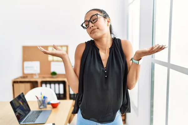 Joven Mujer Negocios Hispana Que Trabaja Oficina Sin Pistas Expresión — Foto de Stock