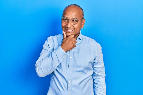 Middle Age Latin Man Wearing Casual Clothes Glasses Hand Chin — Zdjęcie stockowe