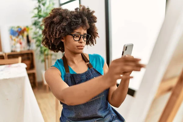 Young African American Woman Making Picture Smartphone Drawing Art Studio — Stockfoto