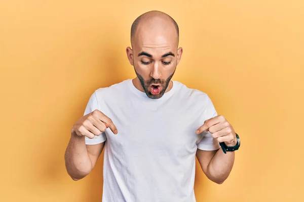 Young Bald Man Wearing Casual White Shirt Pointing Fingers Showing — Fotografia de Stock