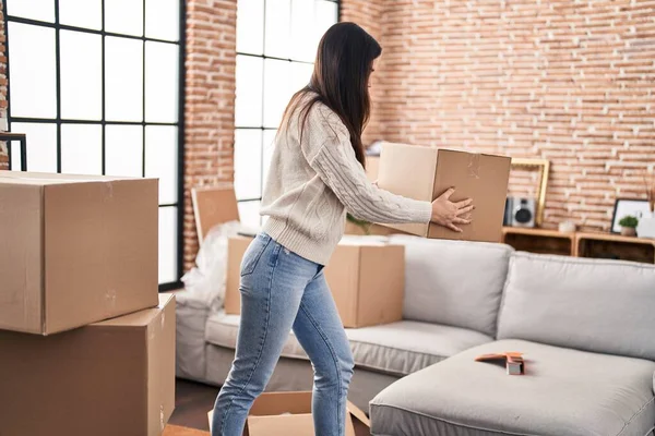 Jovem Mulher Segurando Pacote Nova Casa — Fotografia de Stock