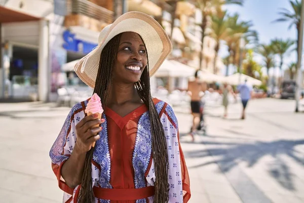 Mladá Africká Americká Žena Letním Klobouku Jíst Zmrzlinu Městě — Stock fotografie