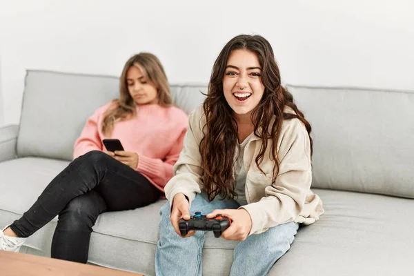 Ragazza Che Gioca Videogioco Sua Ragazza Noioso Utilizzando Smartphone Casa — Foto Stock