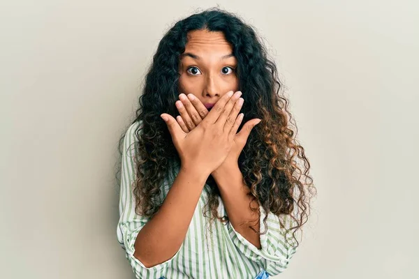 Ung Latinamerikansk Kvinna Klädd Vardagskläder Chockade Täcka Munnen Med Händer — Stockfoto