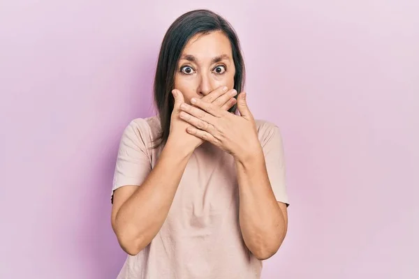 Medelålders Latinamerikanska Kvinna Klädd Vardagskläder Chockade Täcka Munnen Med Händerna — Stockfoto