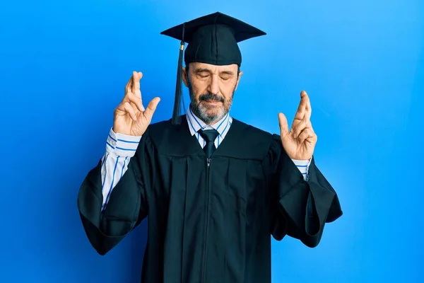 Middle Age Hispanic Man Wearing Graduation Cap Ceremony Robe Gesturing — стоковое фото