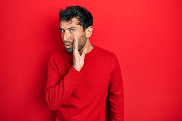 Przystojny Facet Brodą Czerwonym Swetrze Ustach Mówiący Plotki Szepczący Złośliwe — Zdjęcie stockowe