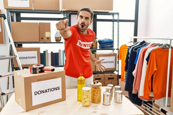 Joven Hombre Hispano Vistiendo Camiseta Voluntaria Las Donaciones Pie Señalando — Foto de Stock