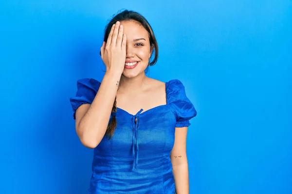 Jeune Fille Hispanique Portant Des Vêtements Décontractés Couvrant Oeil Avec — Photo