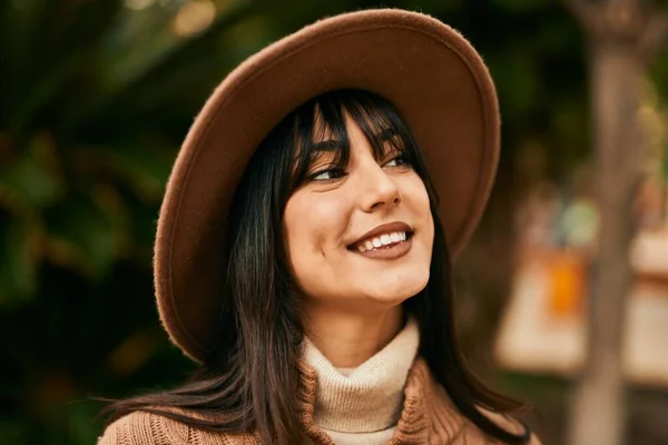 Morena Mulher Usando Chapéu Inverno Sorrindo Para Parque — Fotografia de Stock