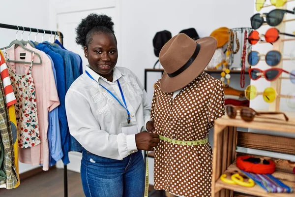 Νεαρή Αφροαμερικανίδα Καταστηματάρχης Που Μετράει Ανδρικά Ρούχα Στο Κατάστημα Ρούχων — Φωτογραφία Αρχείου