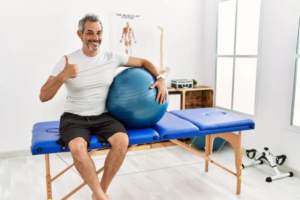 Middle Age Hispanic Man Pain Recovery Clinic Holding Pilates Ball — Fotografia de Stock