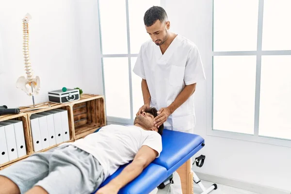 Zwei Hispanische Männer Physiotherapeut Und Patient Bei Reha Sitzung Massieren — Stockfoto