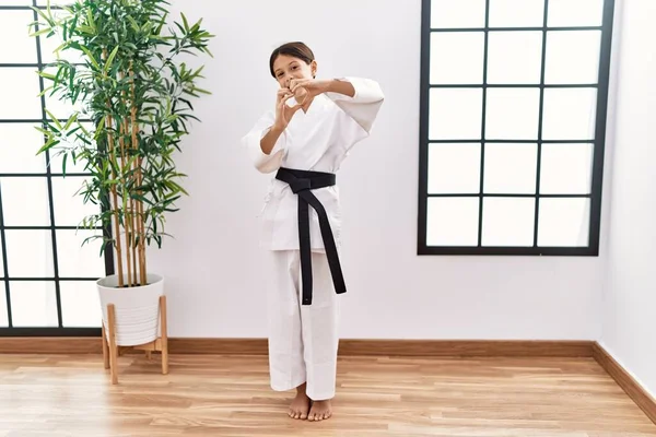 Young Hispanic Girl Wearing Karate Kimono Black Belt Smiling Love — Stockfoto