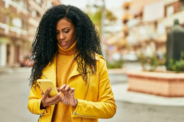 Mulher Americana Africana Meia Idade Sorrindo Feliz Usando Smartphone Cidade — Fotografia de Stock