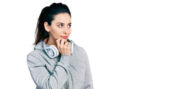 Mujer Hispana Joven Usando Ropa Gimnasio Usando Auriculares Pensando Concentrada — Foto de Stock