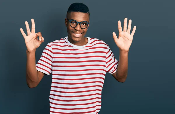 Young African American Man Wearing Casual Shirt Glasses Showing Pointing — Φωτογραφία Αρχείου