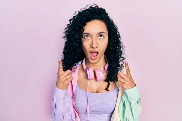 Young Hispanic Woman Curly Hair Wearing Gym Clothes Using Headphones — Stock Fotó
