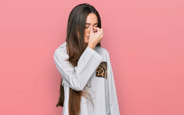 Jong Latijns Amerikaans Meisje Draagt Casual Kleding Moe Wrijven Neus — Stockfoto