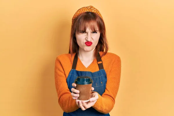 웨이트리스 애프런을 머리의 여자가 문제로 커피를 마시면서 회의적 긴장된 모습을 — 스톡 사진