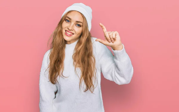 Mladá Běloška Oblečená Vlněného Svetru Zimní Čepice Usmívá Sebevědomě Gestikuluje — Stock fotografie