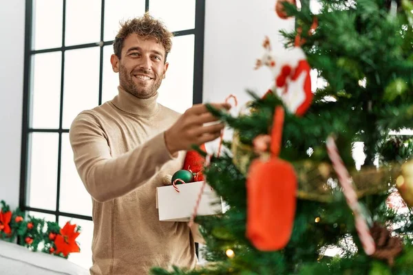 Jeune Homme Hispanique Souriant Décoration Confiante Arbre Noël Maison — Photo