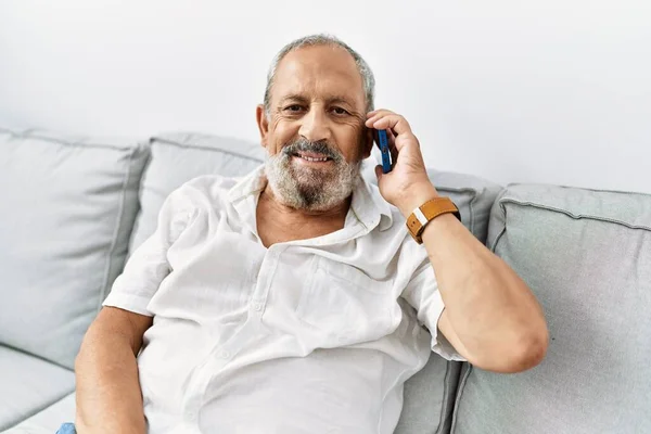 Yaşlı Gri Saçlı Gülümseyen Kendine Güvenen Akıllı Telefondan Konuşan Adam — Stok fotoğraf