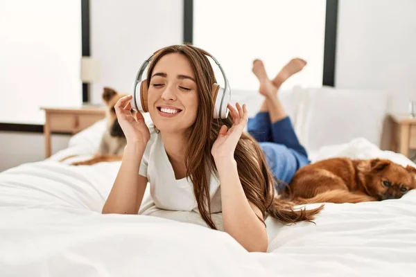 Mujer Hispana Joven Escuchando Música Tumbada Cama Con Perros Dormitorio — Foto de Stock