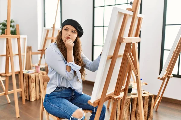 Jonge Latijns Amerikaanse Kunstenares Schilderend Doek Een Atelier Met Hand — Stockfoto