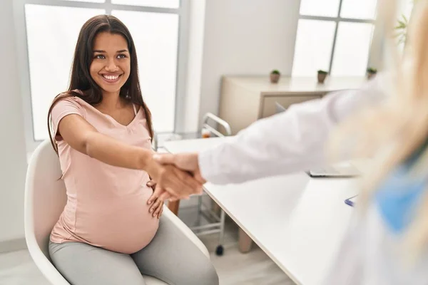 Ung Latinkvinna Gravid Och Läkare Skaka Hand Kliniken — Stockfoto