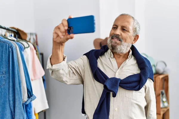 Älterer Grauhaariger Mann Macht Selfie Mit Dem Smartphone Bekleidungsgeschäft — Stockfoto
