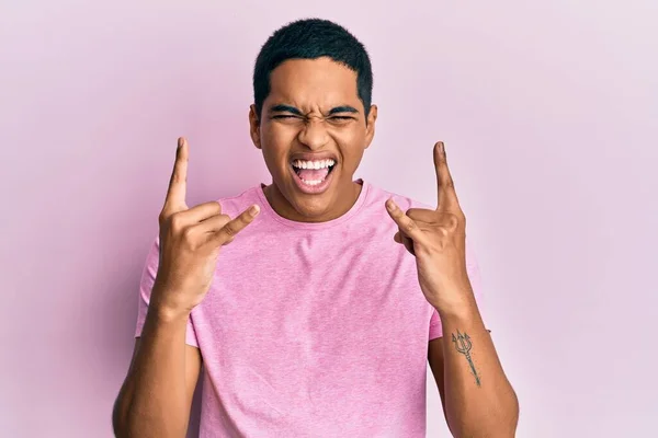 Ein Junger Gutaussehender Hispanischer Mann Lässigem Rosafarbenem Shirt Der Mit — Stockfoto