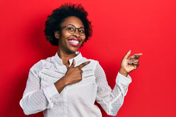 Genç Afrikalı Amerikalı Kadın Günlük Kıyafetler Gözlük Takıyor Gülümsüyor Kameraya — Stok fotoğraf