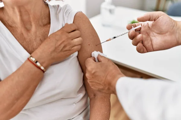 Middle Age Man Woman Wearing Doctor Uniform Vaccinating Clinic — Stok fotoğraf