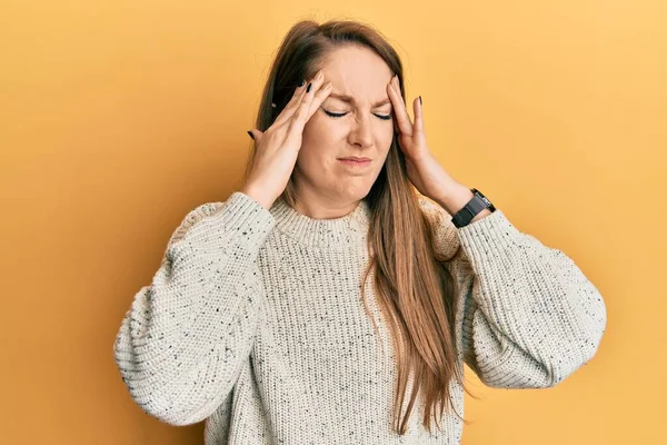 Ung Blond Kvinna Bär Casual Vinter Tröja Med Hand Huvudet — Stockfoto