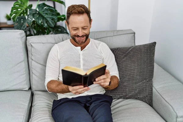Середньовіччя Іспаномовний Чоловік Посміхається Впевнено Читаючи Книгу Вдома — стокове фото
