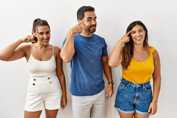 Group Young Hispanic People Standing Isolated Background Smiling Pointing Head — Stock Photo, Image