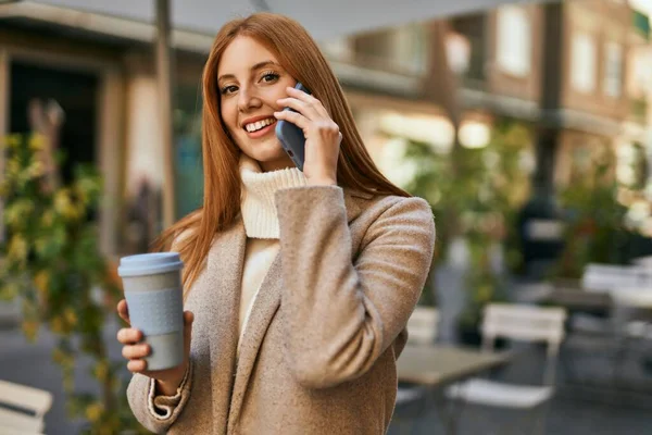 Genç Kızıl Saçlı Kız Akıllı Telefonda Konuşuyor Şehirde Kahve Içiyor — Stok fotoğraf