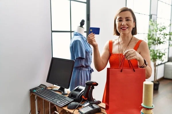 Medelålders Latinamerikansk Kvinna Betalar Med Kreditkort Butik — Stockfoto