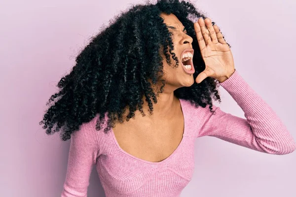 African American Woman Afro Hair Wearing Casual Pink Shirt Shouting — Photo