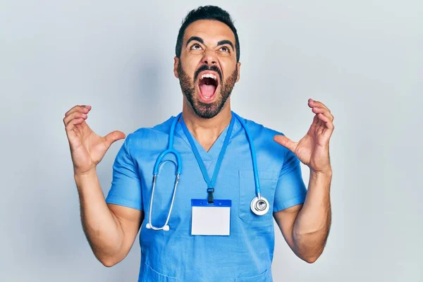 Przystojny Hiszpan Brodą Mundurze Doktora Szalony Szalony Krzyczący Wrzeszczący Agresywnym — Zdjęcie stockowe