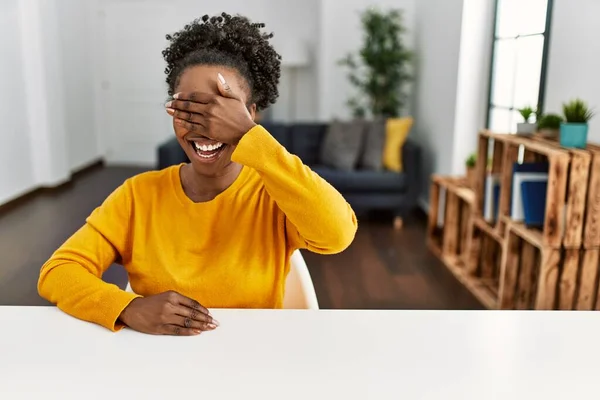 Young African American Woman Wearing Casual Clothes Sitting Table Home — Foto de Stock