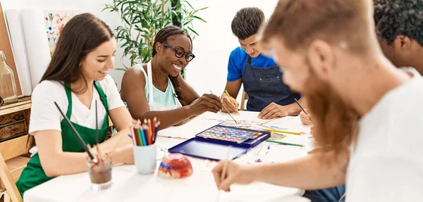 Gruppo Persone Sorridenti Disegno Felice Seduto Sul Tavolo Studio Arte — Foto Stock