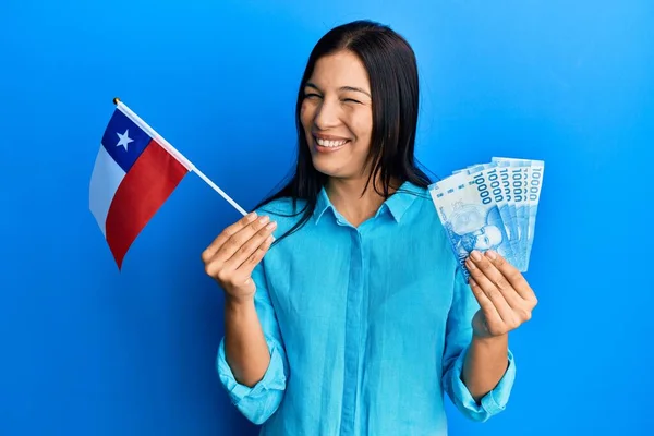 Mladá Latinská Žena Držící Chilskou Vlajku Chilské Pesos Bankovky Mrkající — Stock fotografie