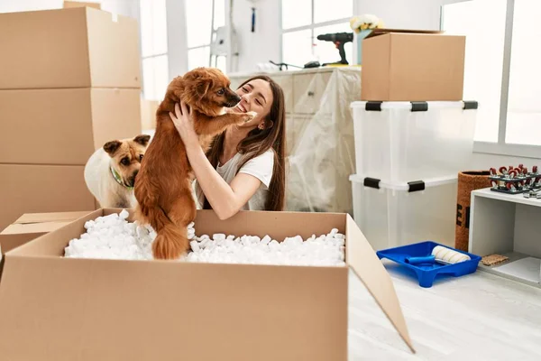 Joven Mujer Hispana Sosteniendo Perro Paquete Sentado Piso Casa Nueva —  Fotos de Stock