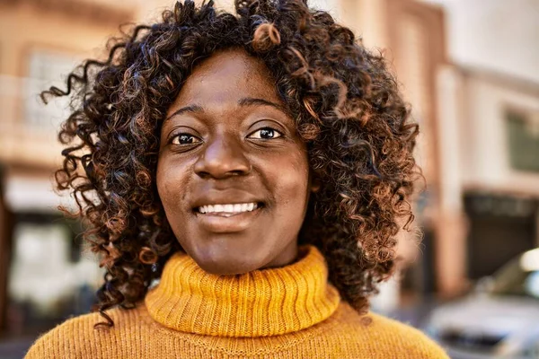 Mujer Afroamericana Sonriendo Confiada Calle — Foto de Stock