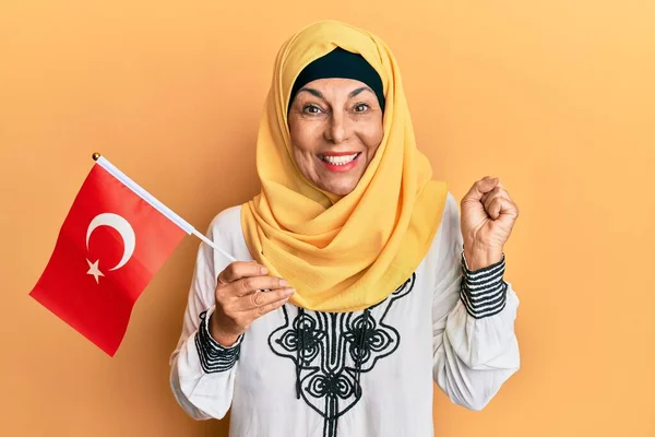 Middle Age Hispanic Woman Wearing Hijab Holding Turkey Flag Screaming — Stok fotoğraf